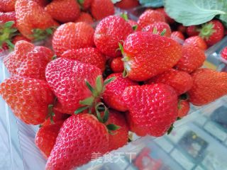 【春日饮品】草莓奶昔的做法步骤：1