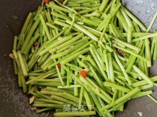 小米椒蒜蓉炒茼蒿杆的做法步骤：9