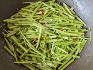 小米椒蒜蓉炒茼蒿杆的做法步骤：8