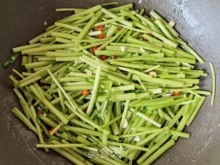 小米椒蒜蓉炒茼蒿杆的做法步骤：7