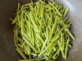 小米椒蒜蓉炒茼蒿杆的做法步骤：6