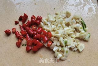 小米椒蒜蓉炒茼蒿杆的做法步骤：3