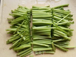 小米椒蒜蓉炒茼蒿杆的做法步骤：2