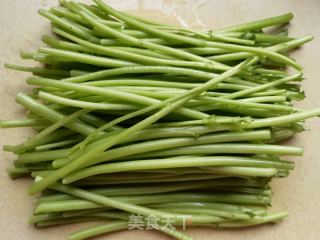 小米椒蒜蓉炒茼蒿杆的做法步骤：1