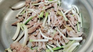 黄花菜炒肉的做法步骤：10