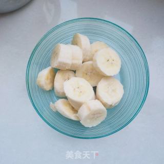 草莓拌酸奶的做法步骤：2