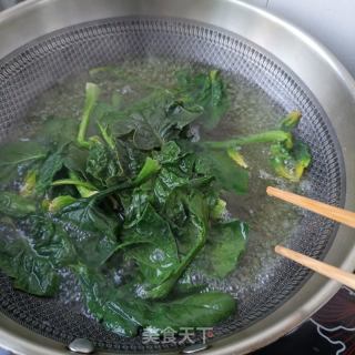 菠菜炒猪血的做法步骤：2