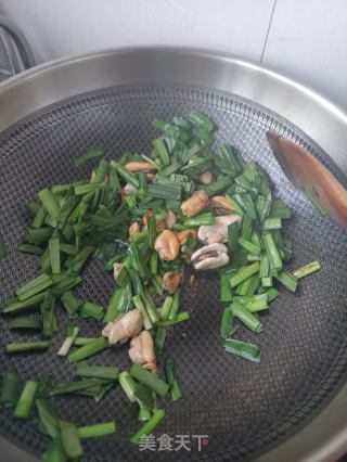 春韭炒海虹的做法步骤：8
