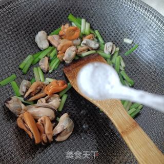 春韭炒海虹的做法步骤：7
