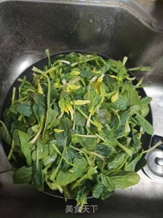 菠菜鸡蛋饼的做法步骤：1
