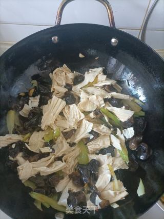 西芹木耳炒腐竹的做法步骤：8