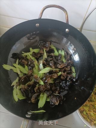 西芹木耳炒腐竹的做法步骤：7