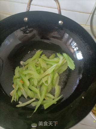 西芹木耳炒腐竹的做法步骤：6