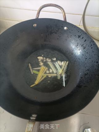西芹木耳炒腐竹的做法步骤：5
