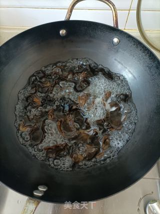 西芹木耳炒腐竹的做法步骤：4