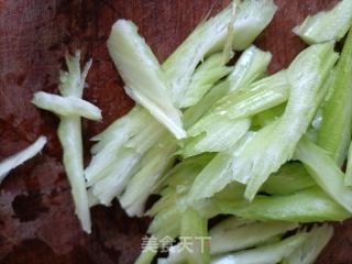西芹木耳炒腐竹的做法步骤：1
