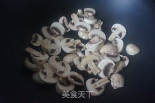 口蘑炒鸡蛋的做法步骤：3