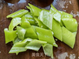 西红柿青椒炒鸡蛋的做法步骤：1