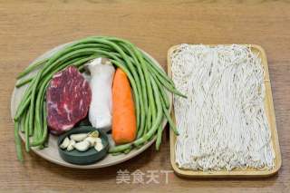 牛肉豇豆焖面的做法步骤：1