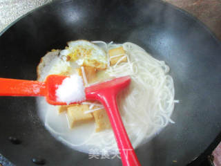 鱼豆腐鸡蛋汤面的做法步骤：4