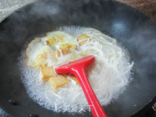 鱼豆腐鸡蛋汤面的做法步骤：3