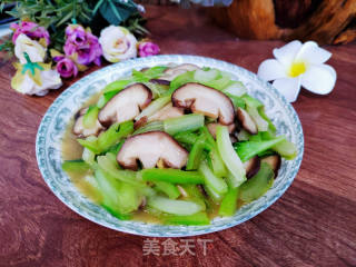 香菇炒菜帮的做法步骤：6