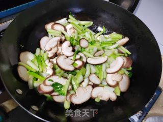 香菇炒菜帮的做法步骤：5