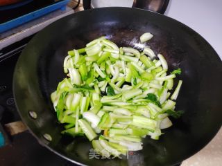 香菇炒菜帮的做法步骤：4
