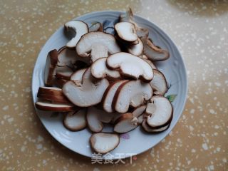 香菇炒菜帮的做法步骤：3