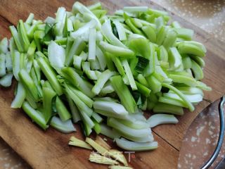 香菇炒菜帮的做法步骤：2