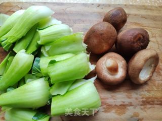香菇炒菜帮的做法步骤：1