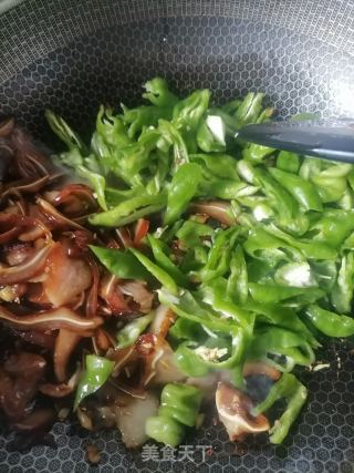 青椒炒猪耳的做法步骤：5