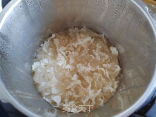 南瓜雪梨银耳羹的做法步骤：1