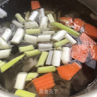 莲藕排骨汤的做法步骤：6