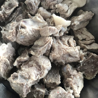 莲藕排骨汤的做法步骤：3