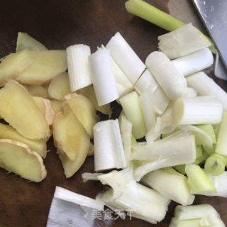 莲藕排骨汤的做法步骤：2