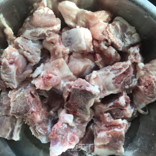 莲藕排骨汤的做法步骤：1