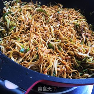 青椒豆芽炒细面的做法步骤：9