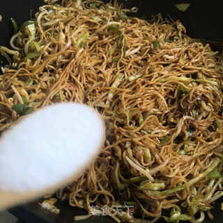 青椒豆芽炒细面的做法步骤：8