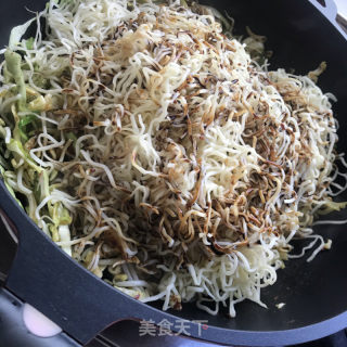 青椒豆芽炒细面的做法步骤：7