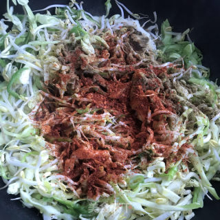 青椒豆芽炒细面的做法步骤：6