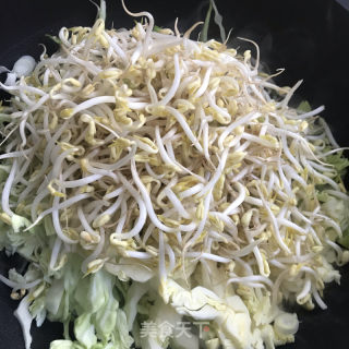 青椒豆芽炒细面的做法步骤：5
