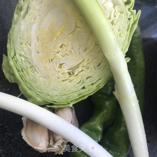 青椒豆芽炒细面的做法步骤：3