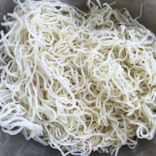 青椒豆芽炒细面的做法步骤：2