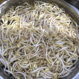 青椒豆芽炒细面的做法步骤：1