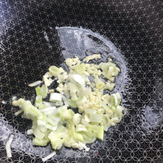 蒜蓉辣酱炒葫芦的做法步骤：4