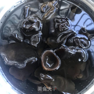 蒜蓉辣酱炒葫芦的做法步骤：1
