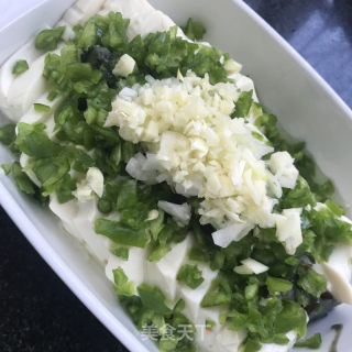 内脂豆腐拌皮蛋的做法步骤：5