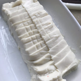 内脂豆腐拌皮蛋的做法步骤：2