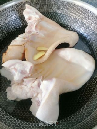 卤猪耳的做法步骤：1